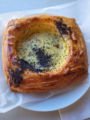 Lemon poppyseed Danish