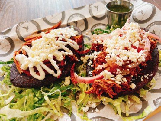 Tlacoyos de pastor y cochinita pibil