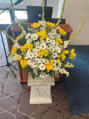 Daisies podium arrangement with stand