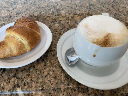 Cappuccino & croissant