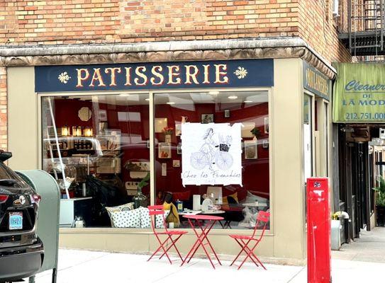 Large sign says Patisserie