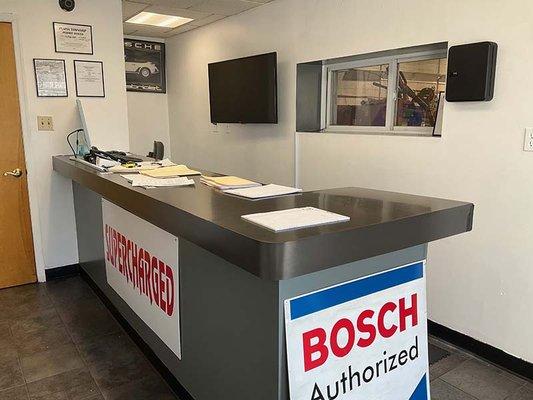 Clean desk and waiting area at Rayco Motor Sports.