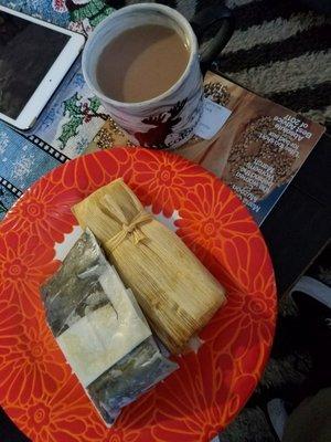 Tamales de raja y puerco en chile verde.