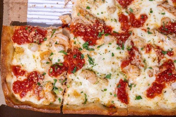 Del Mar ($23/Lg 16") Crabmeat, shrimp and marinara sauce topped with mozzarella cheese