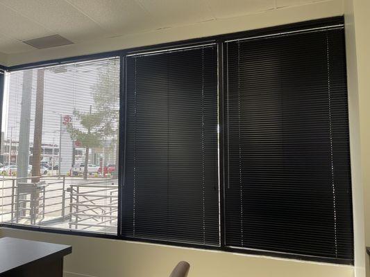 1" ALUMINUM MINI BLINDS COLOR BROWN FOR COMMERCIAL OFFICE