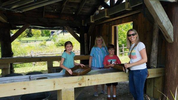 We took our daughter and grandkids here to mine for  precious gems ,   Sugar Creek Gems "ROCKS"!!!!!