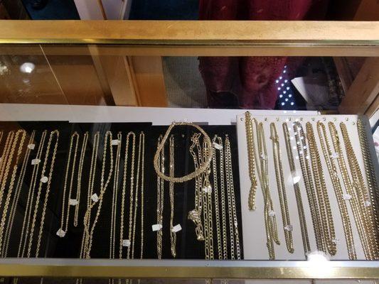 A sample of some of their trays of gold chains in various lengths and price points.