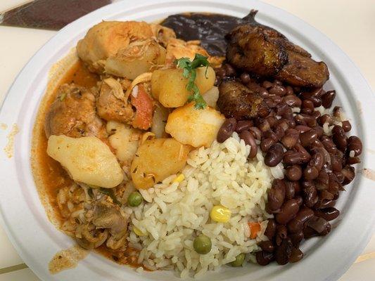 Delicious food at Ali's. The chicken dish, pollo guisado, was soooo good! The black bean paste was also yummy. The plantains not too sweet.