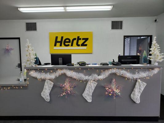 2024 holiday decor for front lobby of Hertz Newport Beach HLE