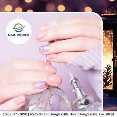 Let your nails sparkle like a winter wonderland
 This shimmering design is perfect for cozy nights and holiday dreams.