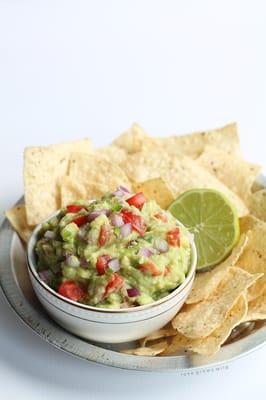 chips con guacamole o picade gallo