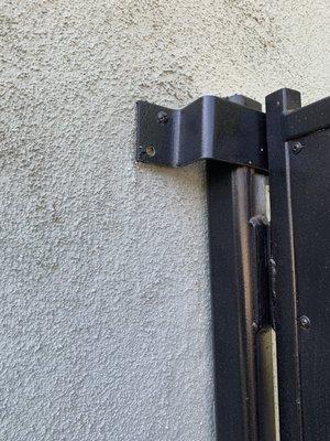 The one hinge with only 2 screws to hold a heavy gate