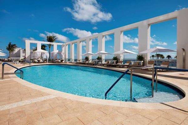 Looking for oceanfront pool with amazing views? Jen The Broker has you covered