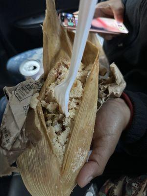 El tamal huelía mal, me lo dieron helado de la refri, pésimo servicio al cliente. Muy malo. No recomendado.