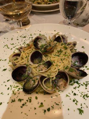 Linguine with clams so tiny that they did not exist.  I really was pissed off with this place.