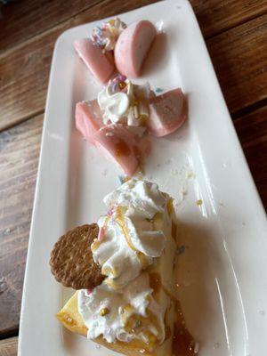 Love Dessert - Mango cheesecake and strawberry mochi