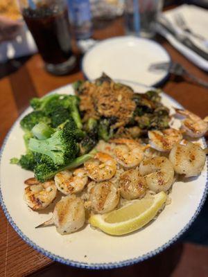 Sea scallops and shrimp skewers with rice / broccoli / Brussels sprouts