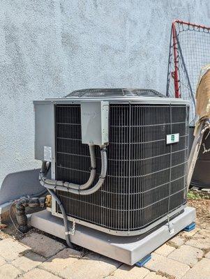 4 ton 15 seer R-410a Day & Night A/C install with new electrical disconnect and pad.