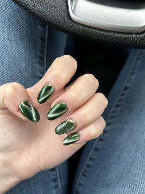 Green cat-eye UV gel manicure