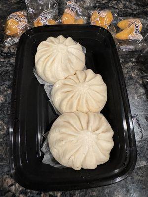 Pork buns smaller than usual and not as fluffy, but it's still okay...