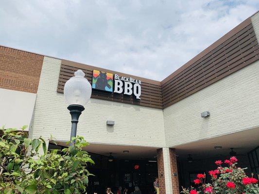 Entrance in the corner of a shopping center