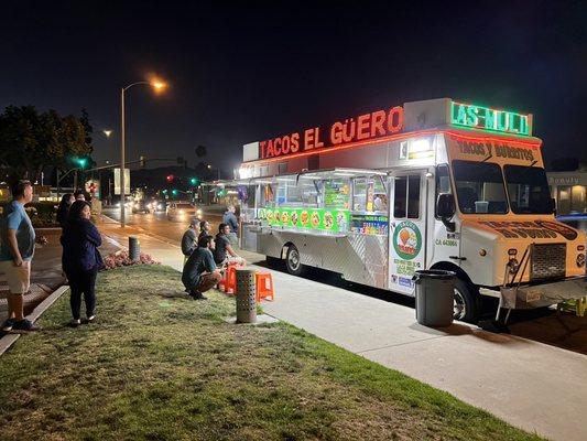 Great Taco Truck at Colima Rd and Brea Canyon Cutoff Rd... average Sunday night goes by quick.