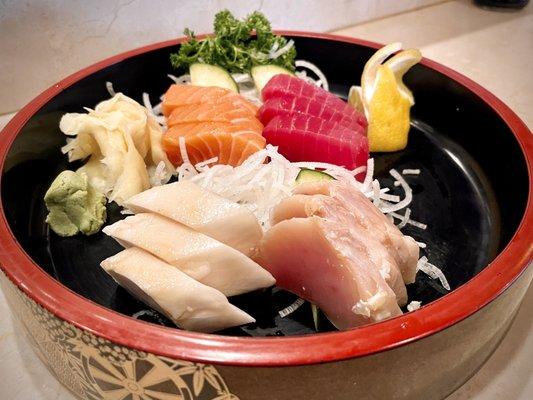 Lunch Sashimi Combo w/miso & green salad