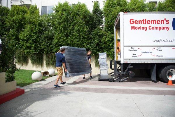 we provide Los Angeles local and interstate moving services