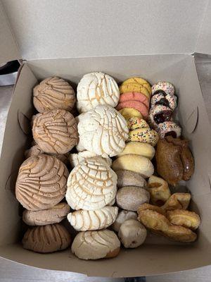 2 dozen mini conchas and 2 dozen cookies for $25