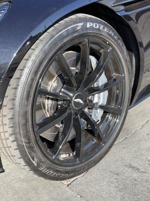 Gloss black wheels with silver caliper paint