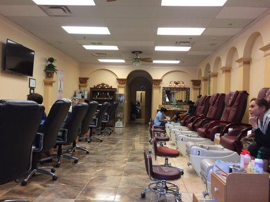 Beautiful salon, conveniently located, ample parking and shopping nearby!