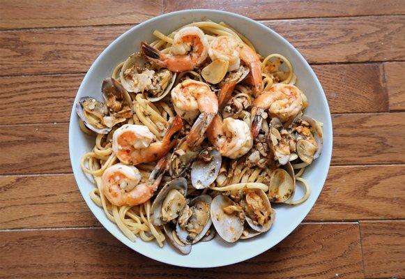 Clam & shrimp linguine in red sauce - excellent