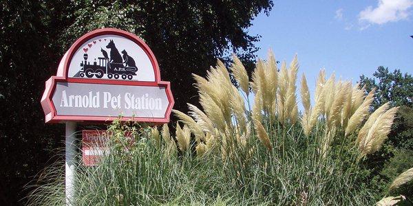 Arnold Pet Station Sign