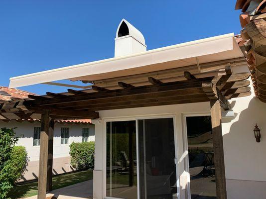 RETRACTABLE AWNING OVER A LATTICE