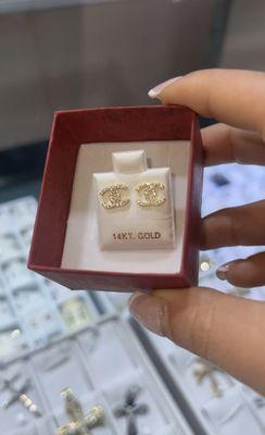 Very good quality gold! Very nice and accommodating staff. They have many options of dainty cute jewlry.