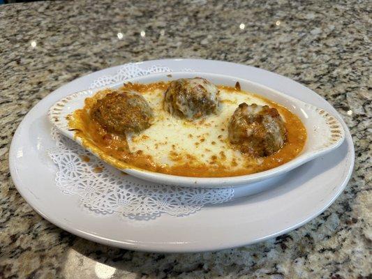 Meatballs, appetizer, cardinal sauce, covered in mozzarella cheese