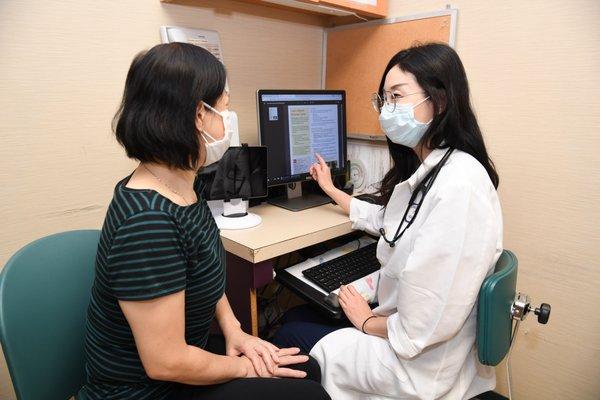 A CBWCHC OB/GYN provider meets with a patient at our 37th Avenue Location in Flushing.