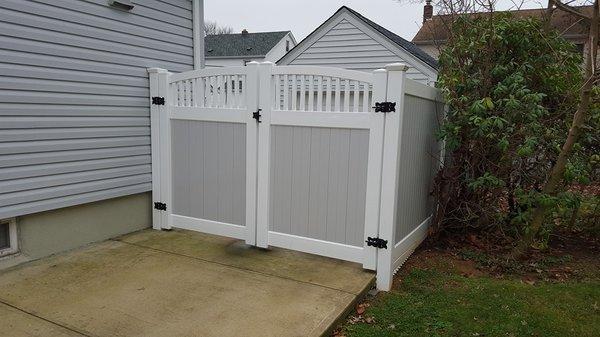 Two tone double gate, gray on white