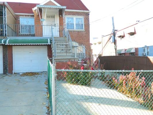 For Sale
2 Family with driveway and Garage.
Hone Ave.
Bronx, N.Y 10469