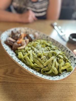 FETUCCINI AL PESTO CON LOMO SALTADO