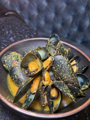 Coconut curry mussels