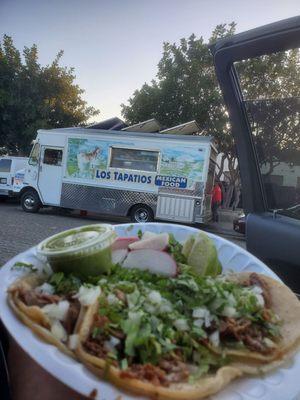 Cuarto tacos de lengua. Con cebolla y cilantro, rabanos y salsa verde.