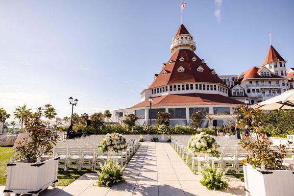 Hotel Del Coronado
Sophisticated Modern White Wedding Color Palette
Studio Fleurish