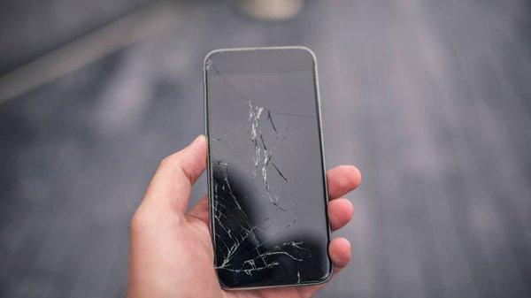 Cracked screen ? We can fix it!! Visit our cell phone repair shop in San Diego located in city of La Jolla