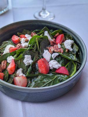 Spinach Strawberry Pecan Salad