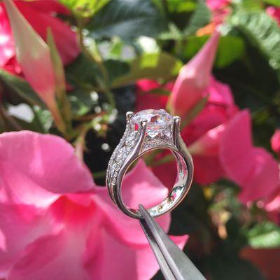 over 80,000 diamond available online and hundreds of diamond engagement ring settings to choose from