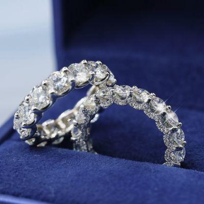 Our dazzling eternity bands feature an endless row of brilliant diamonds.