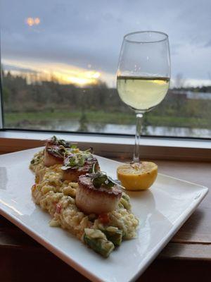 Seared scallops and asparagus risotto with a glass of Chardonnay