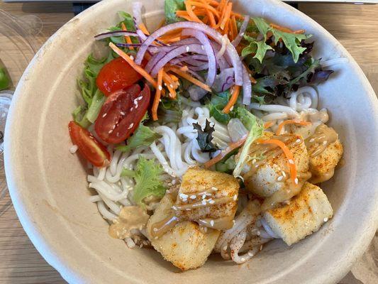 Rendang Tofu bowl: view of the vermicelli under the salad and tofu