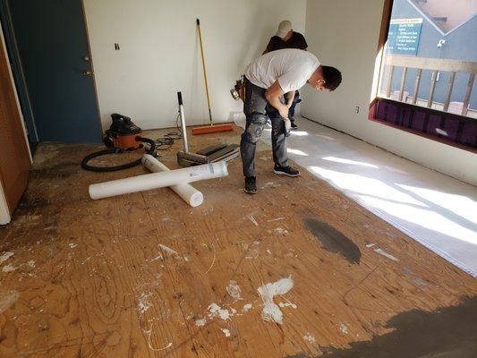 Installing the cushion underlayment.